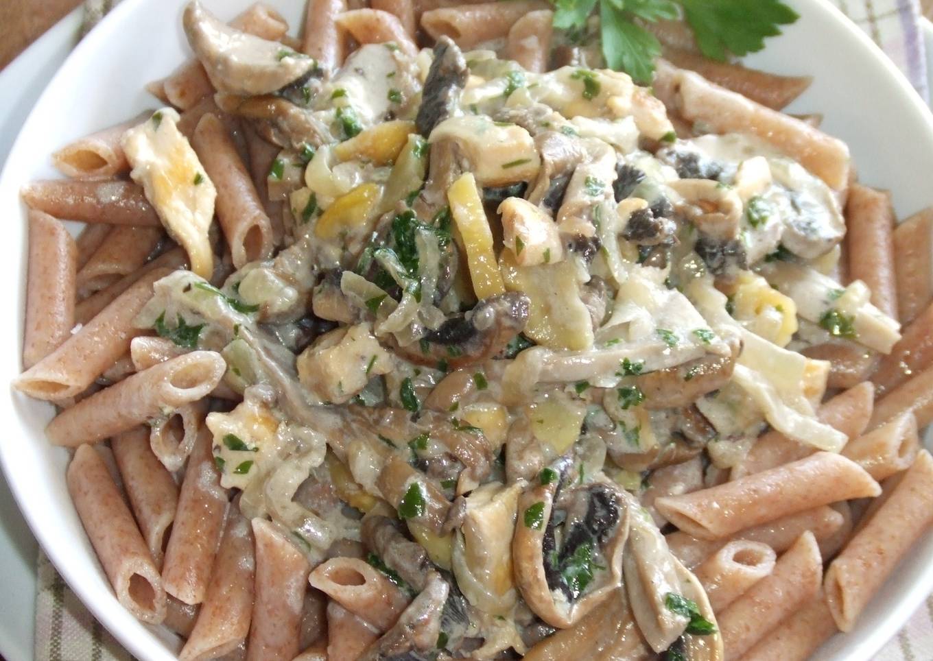 Pasta con pollo, setas y nata <br />
