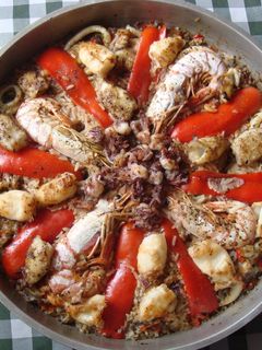 Una foto de Paella de mariscos bonaerense