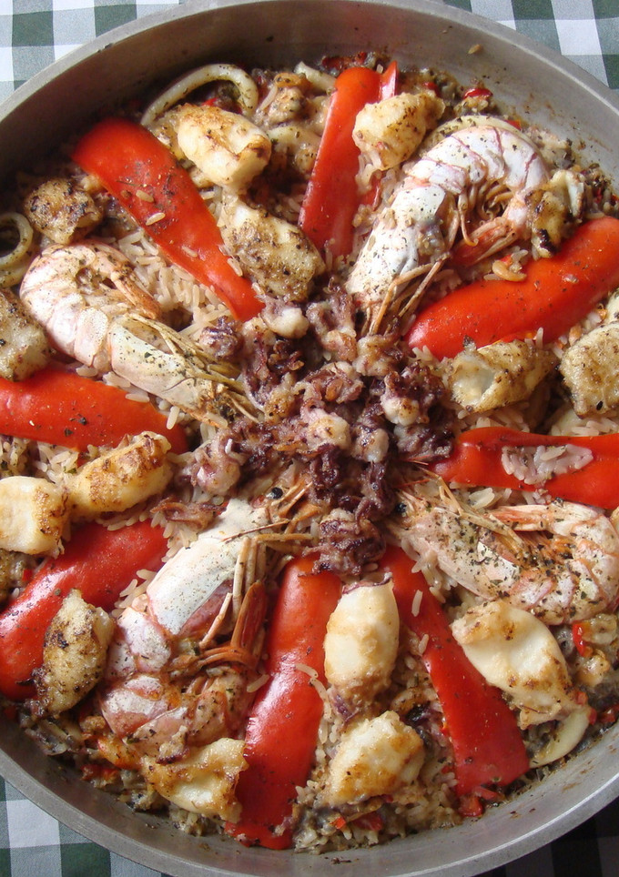 Una foto de Paella de mariscos bonaerense