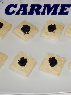 Una foto de Canapés de hummus y caviar