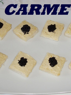 Una foto de Canapés de hummus y caviar