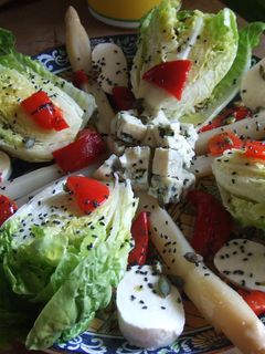 Una foto de Ensalada de cogollos con quesos y espárragos
