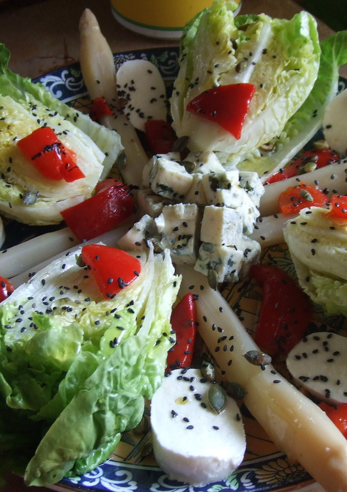 Una foto de Ensalada de cogollos con quesos y espárragos