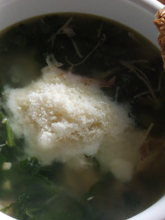Una foto de Sopa antigua de pollo con espinacas