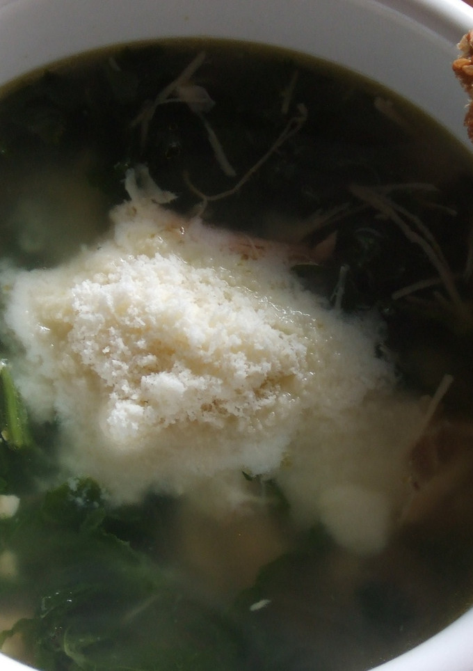 Una foto de Sopa antigua de pollo con espinacas