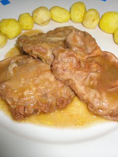 Una foto de Lengua en salsa con patatas