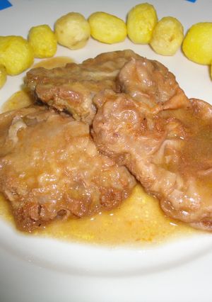 Una foto de Lengua en salsa con patatas