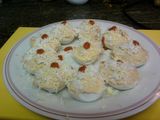 Huevos rellenos con atún y salsa de tomate