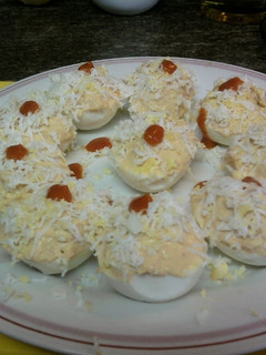 Una foto de Huevos rellenos con atún y salsa de tomate