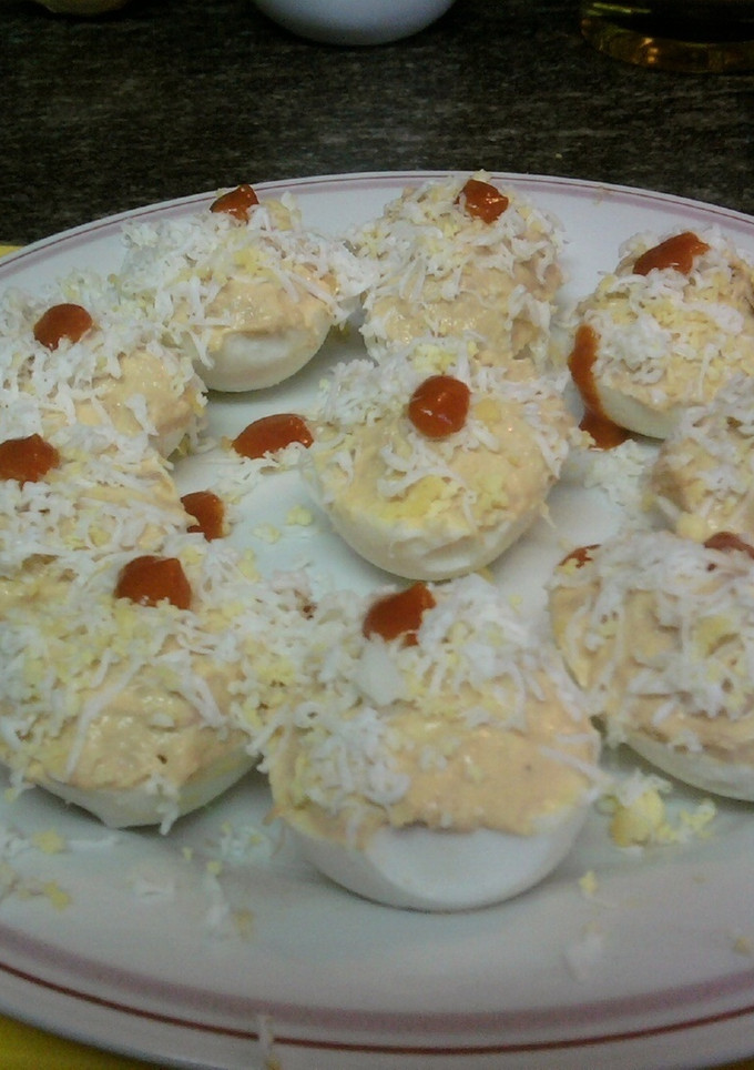 Una foto de Huevos rellenos con atún y salsa de tomate