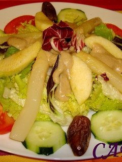 Una foto de Ensalada mediterránea con dátiles