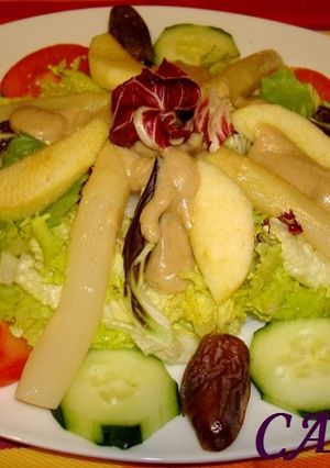 Una foto de Ensalada mediterránea con dátiles