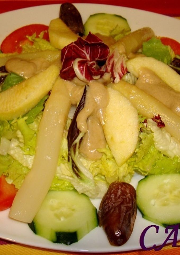 Una foto de Ensalada mediterránea con dátiles