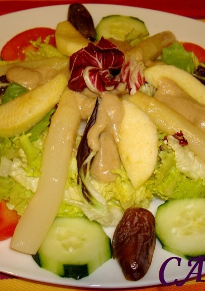 Una foto de Ensalada mediterránea con dátiles