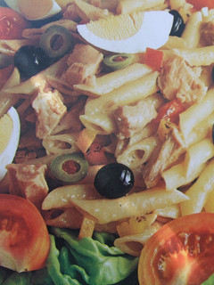 Una foto de Ensalada de melva y pasta con aceitunas