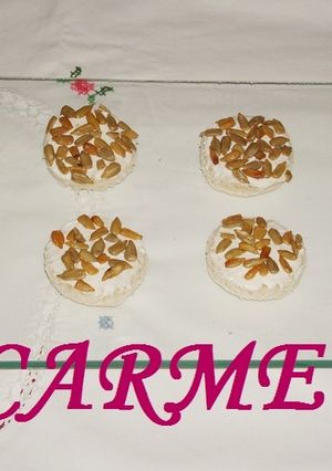 Una foto de Canapés crujientes de queso azul y pipas tostadas