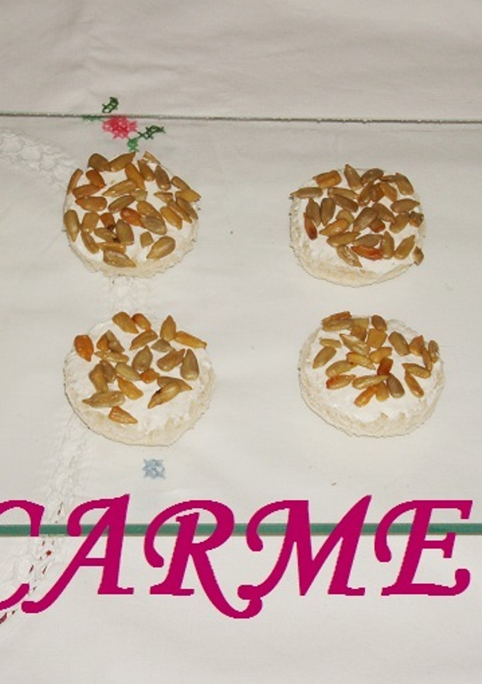 Una foto de Canapés crujientes de queso azul y pipas tostadas