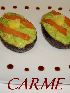 Una foto de Aguacates rellenos de salmón y piña