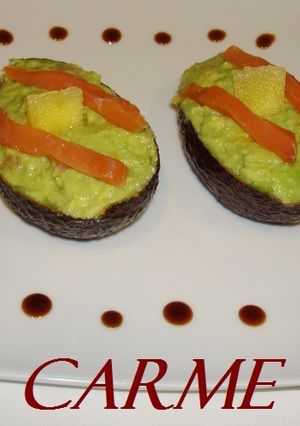Una foto de Aguacates rellenos de salmón y piña
