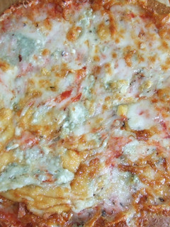 Una foto de Pizza integral de quesos al aroma de orégano