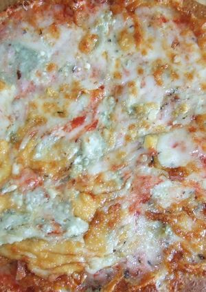 Una foto de Pizza integral de quesos al aroma de orégano