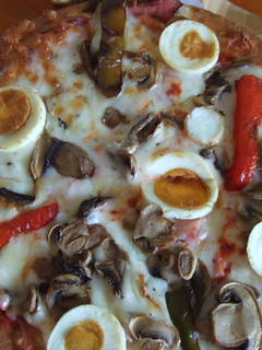 Una foto de Pizza integral de jamón asado