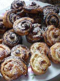 Una foto de Rollitos de hojaldre rellenos de crema pastelera de chocolate y dulce de leche
