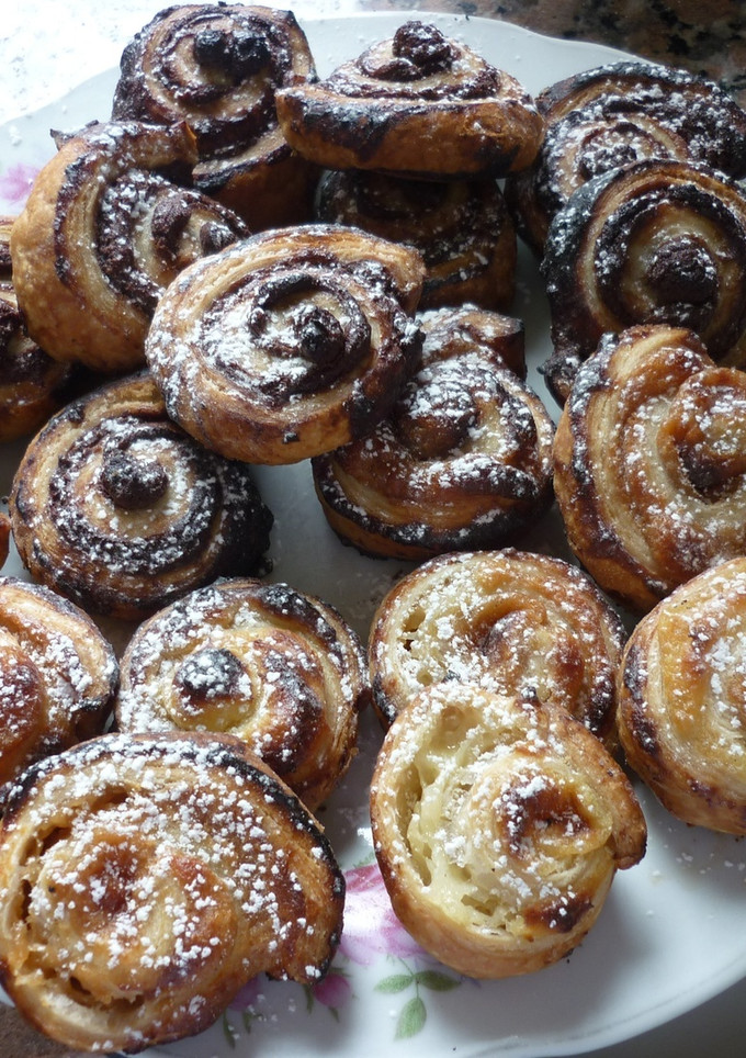 Una foto de Rollitos de hojaldre rellenos de crema pastelera de chocolate y dulce de leche