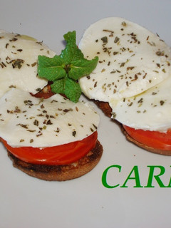 Una foto de Tostas de mozzarella fresca a la albahaca