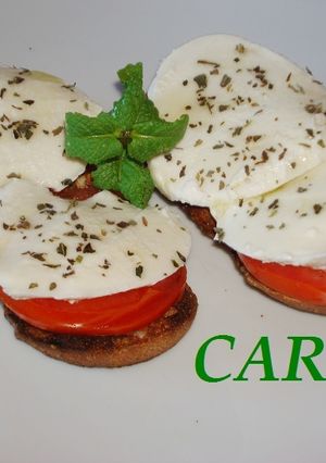 Una foto de Tostas de mozzarella fresca a la albahaca