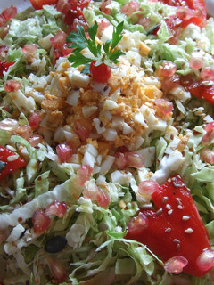 Una foto de Ensalada de col rizada, pimientos y granada