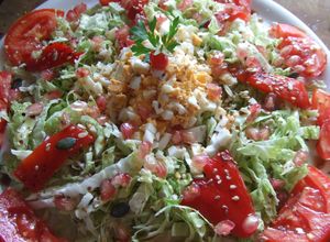 Foto principal de Ensalada de col rizada, pimientos y granada