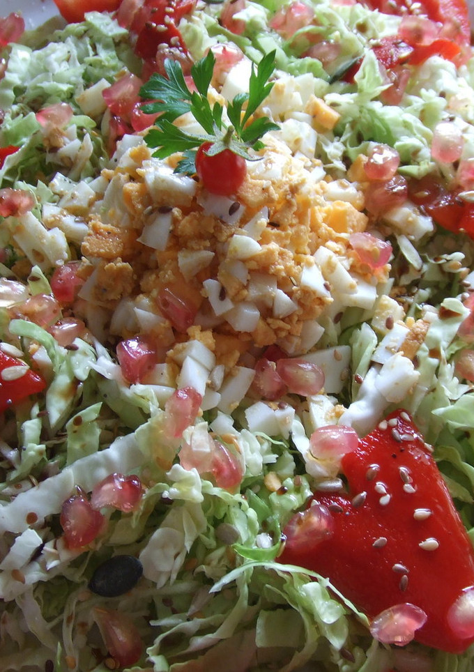 Una foto de Ensalada de col rizada, pimientos y granada