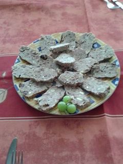 Una foto de Pastel de carne picada con piñones y pasas