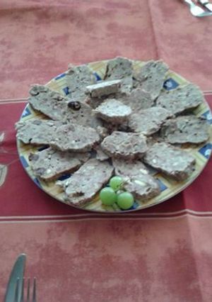 Una foto de Pastel de carne picada con piñones y pasas