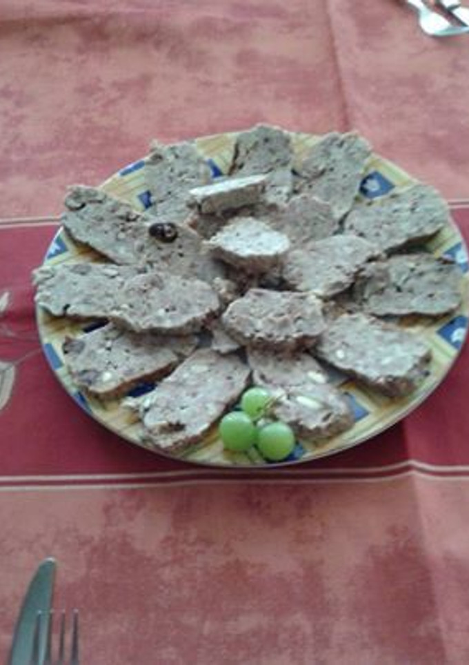 Una foto de Pastel de carne picada con piñones y pasas