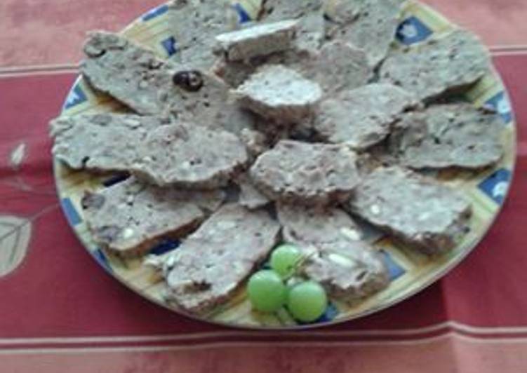 Pastel de carne picada con piñones y pasas