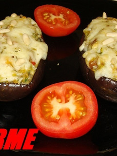 Una foto de Berenjenas rellenas de verduras, dátiles y piñones