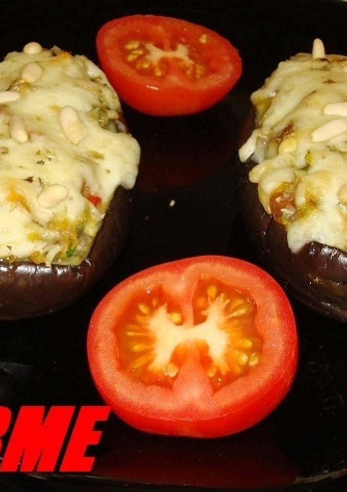 Una foto de Berenjenas rellenas de verduras, dátiles y piñones