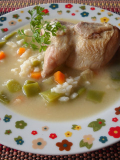 Una foto de Sopa de verdura con arroz y codornices