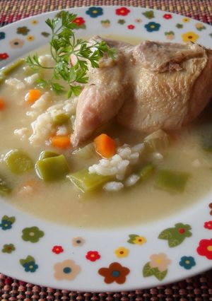 Una foto de Sopa de verdura con arroz y codornices
