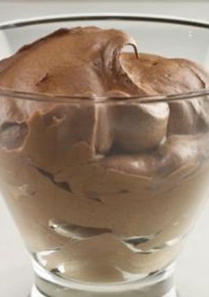 Una foto de Mousse de chocolate con crema