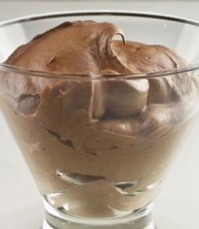 Una foto de Mousse de chocolate con crema