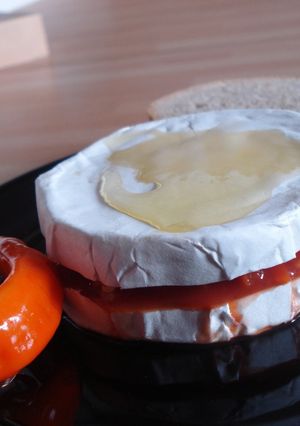 Una foto de Camembert relleno de salsa de tomate