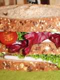 Sándwich triple de pavita y queso con verduras