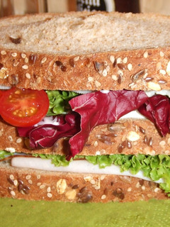 Una foto de Sándwich triple de pavita y queso con verduras
