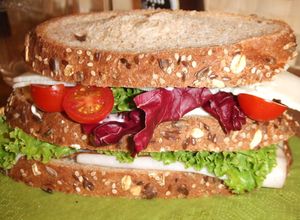 Foto principal de Sándwich triple de pavita y queso con verduras