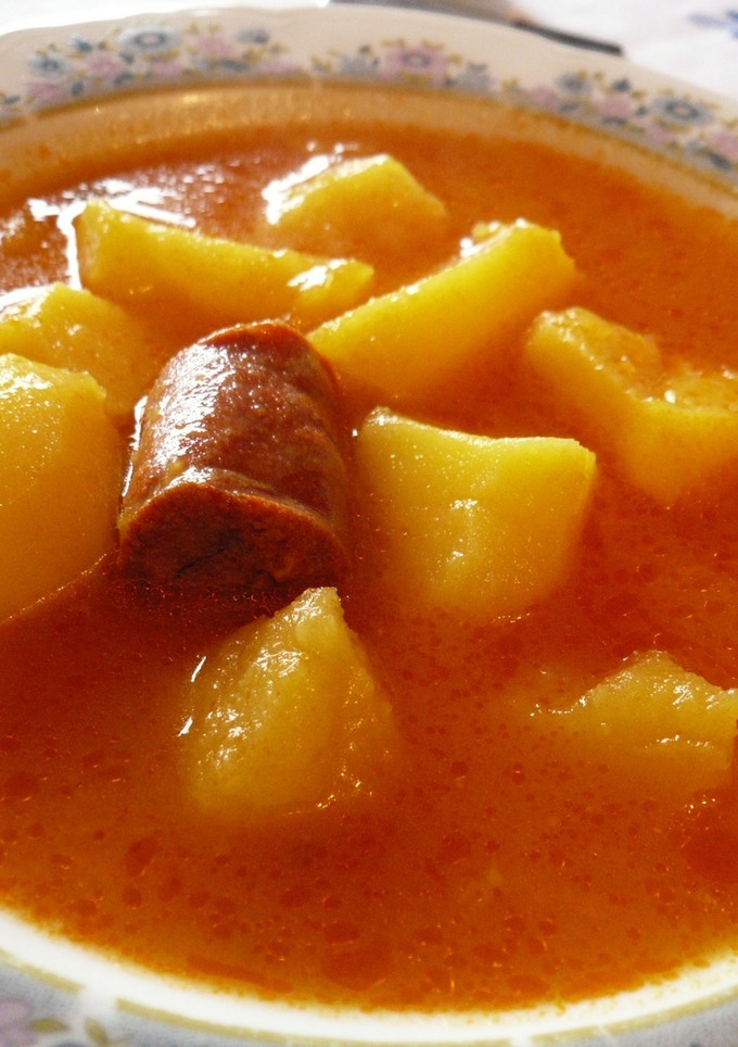 Una foto de Patatas a la riojana con chorizo y costilla adobada