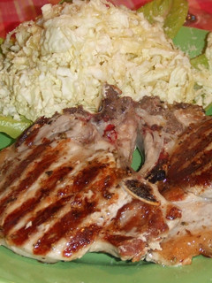 Foto principal de Chuletas de cerdo con ensalada de repollo al queso