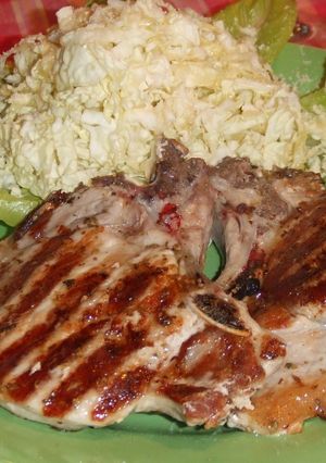 Una foto de Chuletas de cerdo con ensalada de repollo al queso